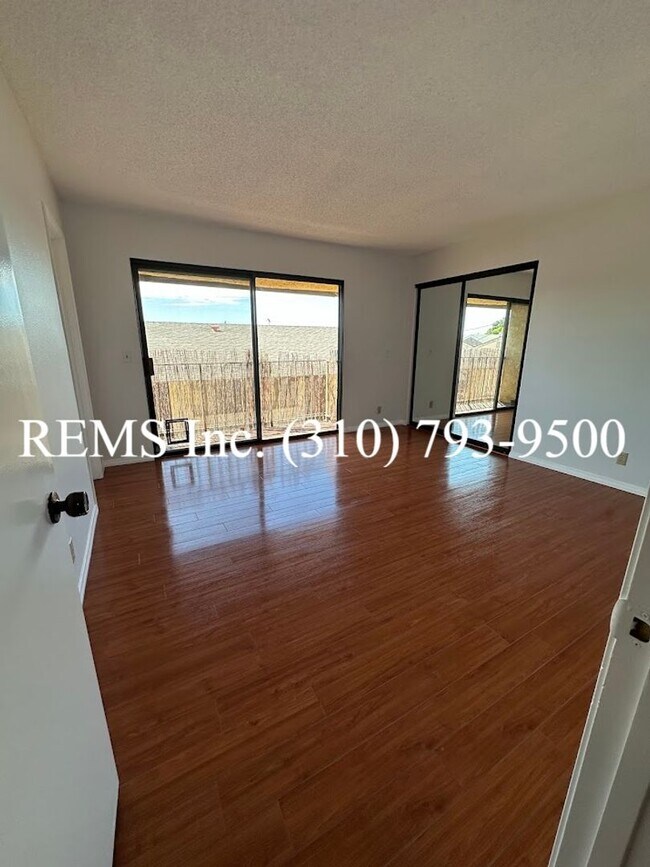 Building Photo - Remodeled Townhome with Garage and Laundry...