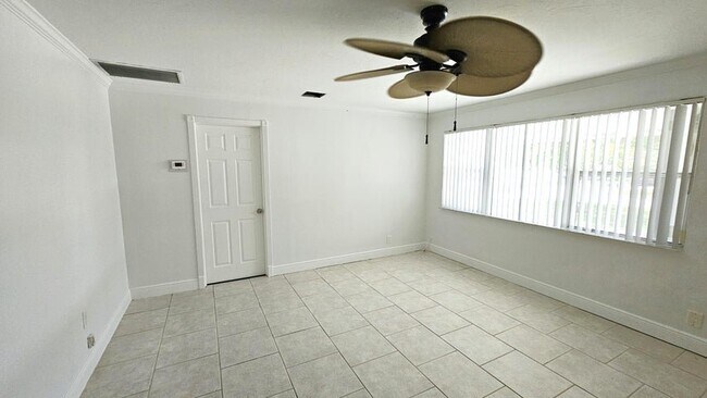 Building Photo - 911 Burch Dr