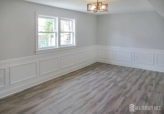 Building Photo - 156 Cliffwood Ave W