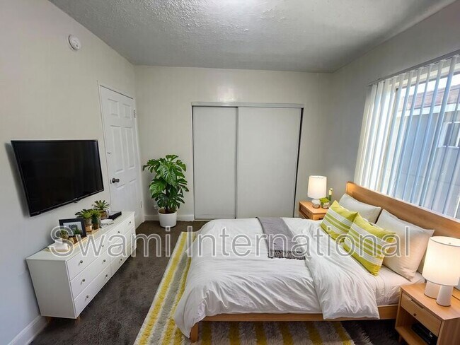 Building Photo - 10970 S Figueroa St