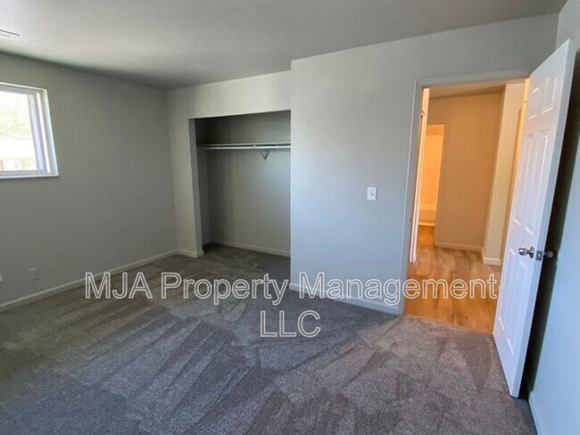 Building Photo - 2523 S Lakecrest Dr
