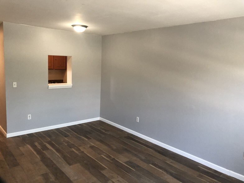 Dining area - 667 E 165th St