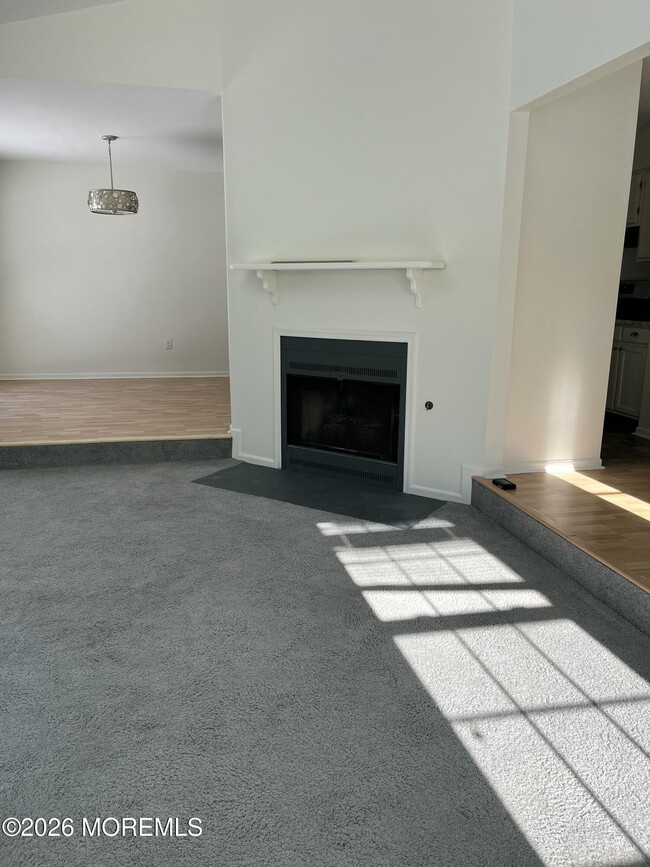 Building Photo - 65 Oak Ln