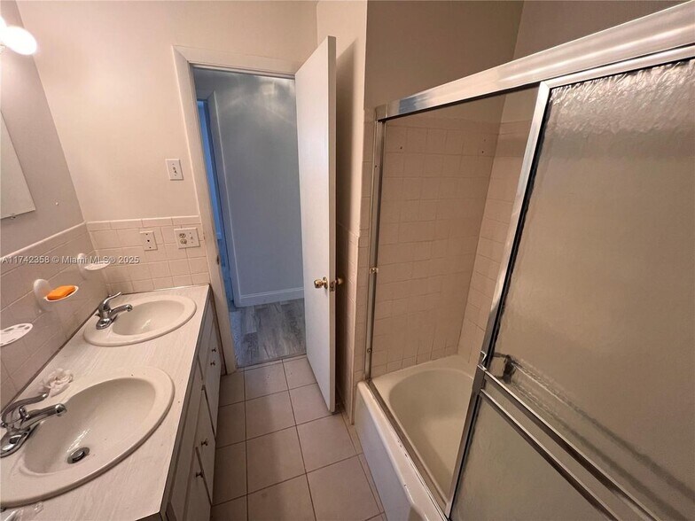 Building Photo - 820 SW 12th Ave