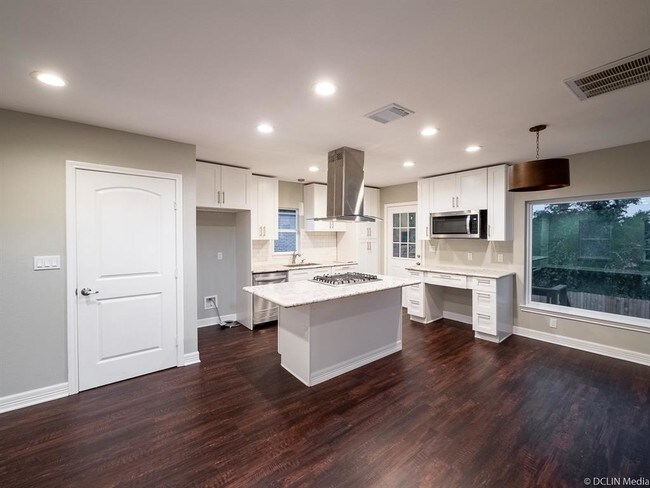 Building Photo - 2421 Truxillo St