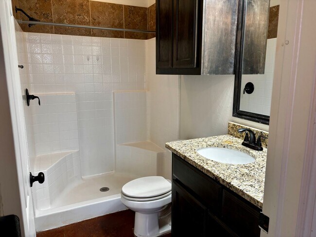 Building Photo - 3br 2ba duplex with 2 car garage!!