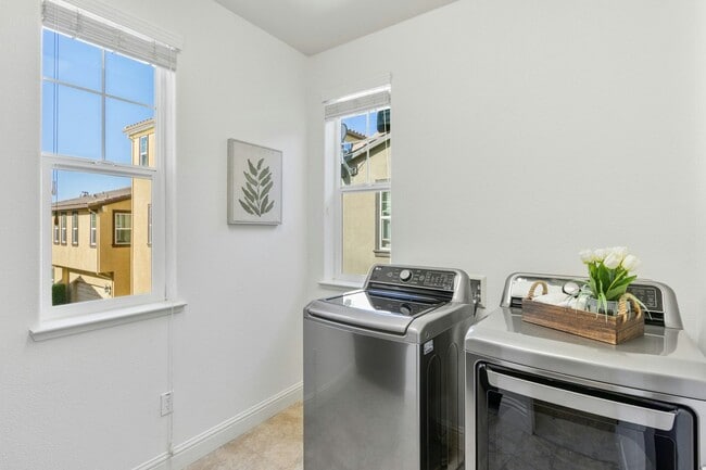 Building Photo - 3069 Vittoria Loop