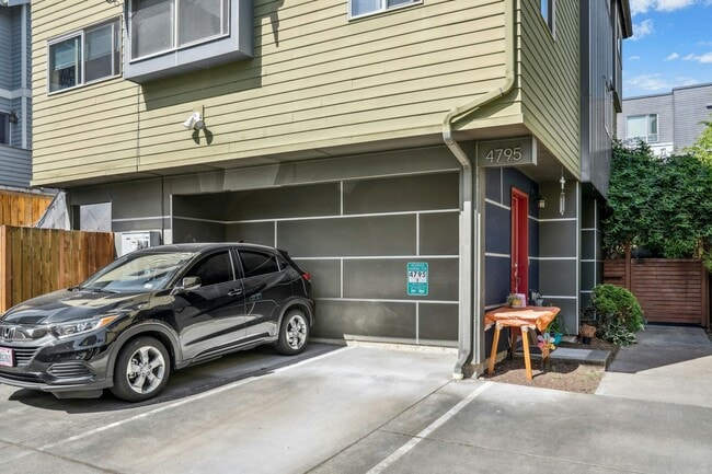 Building Photo - Columbia City Townhome