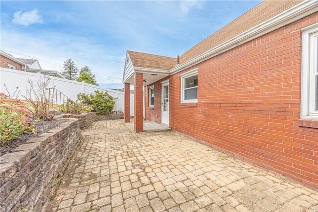 Building Photo - 552 Stephens St