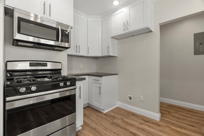 Building Photo - 749 N Wilton Pl