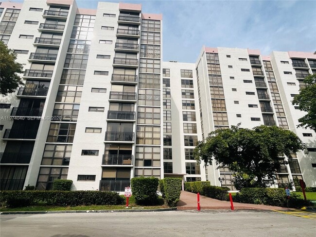 Building Photo - 17021 N Bay Rd