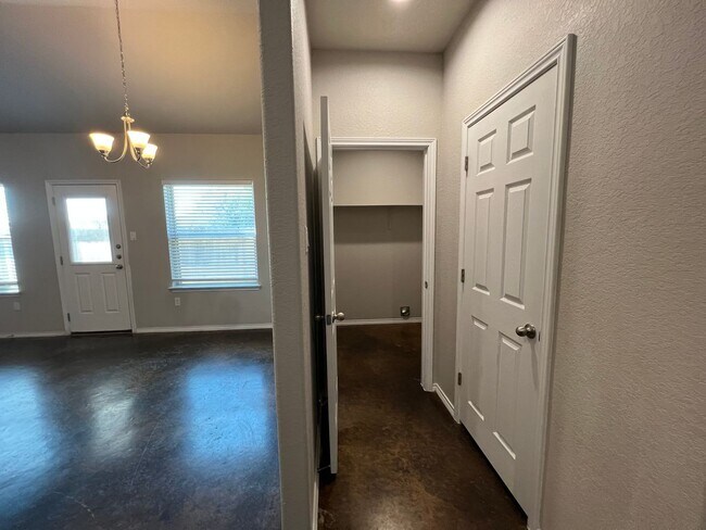Building Photo - Luxury 3/2 Duplex in Seguin, Texas