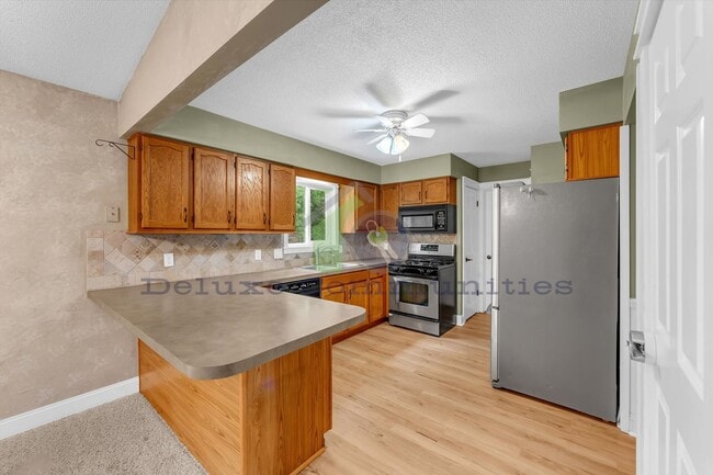 Building Photo - Beautiful Spacious 4 Bedroom Kentwood Home