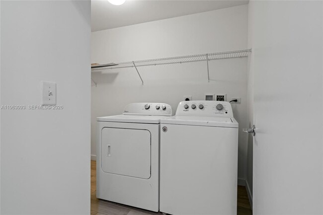 Building Photo - 999 SW 1st Ave