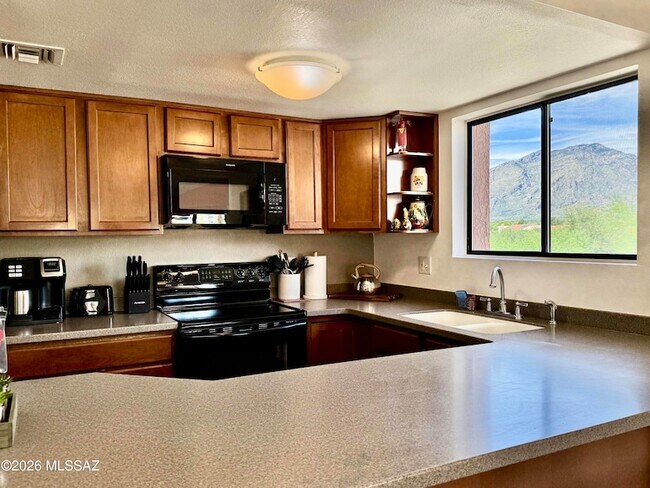 Building Photo - 5051 N Sabino Canyon Rd
