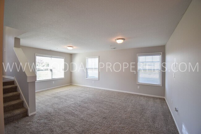 Building Photo - 2 Bedroom 2.5 Bath end unit Townhome in West Des Moines with attached garage