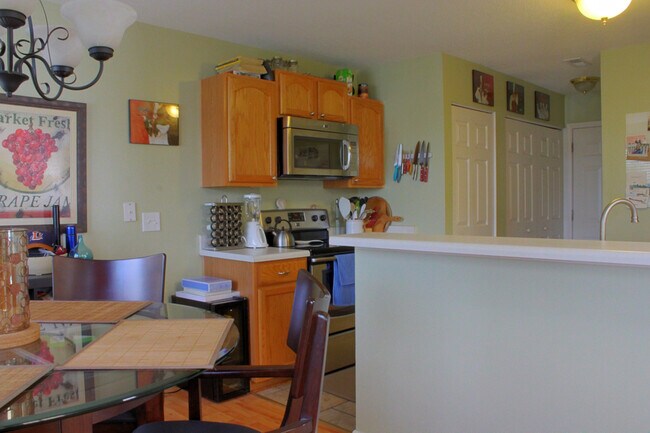 Building Photo - 3-bedroom House with Fenced-in Backyard Available on Sep 14th