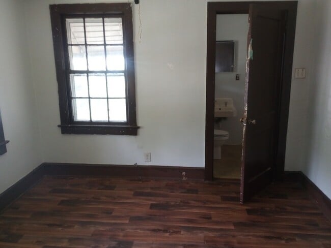 Building Photo - 3 Bedroom 1 Bathroom