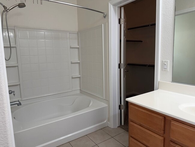 Building Photo - Gorgeous 4 bedroom 2 story home in Anatolia