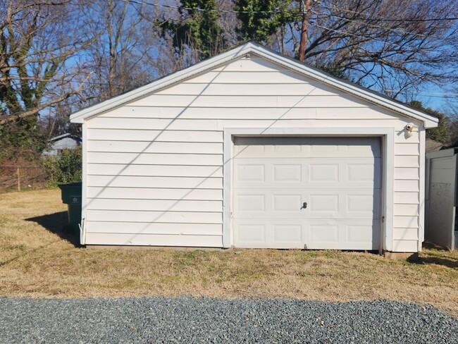 Building Photo - Nice 2 Bedroom Bungalow in Historic Hoskins