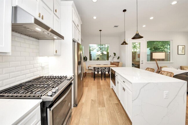 Building Photo - 849 Martin St