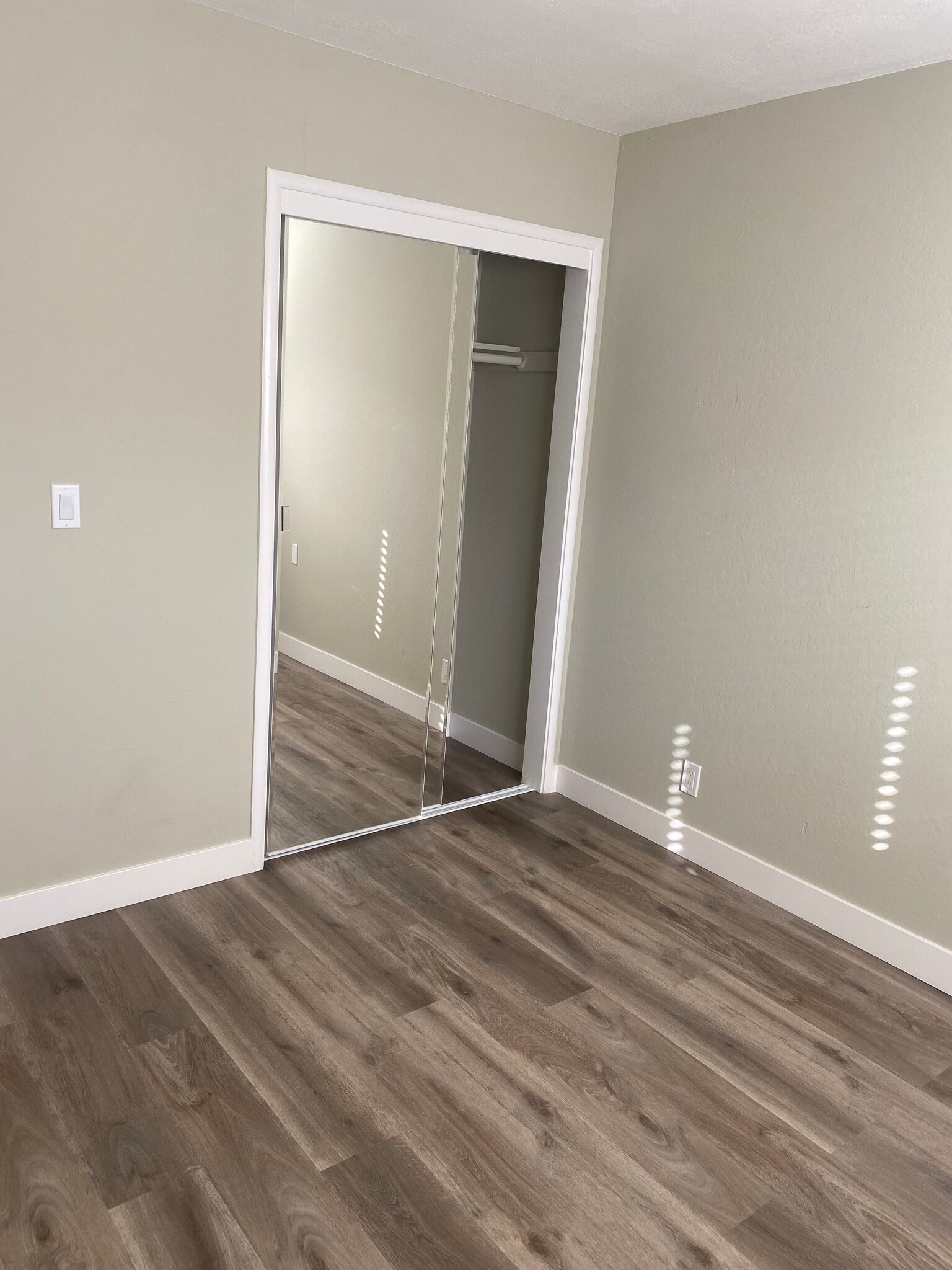 Room - 990 Helen Ave