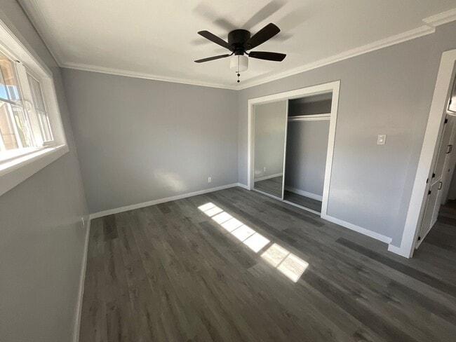 Building Photo - House - 2 Bedrooms / 1 Bathroom - Paramount