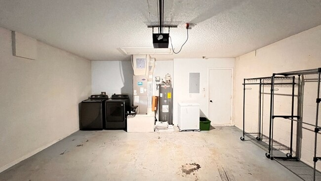 Building Photo - The Heart of Maitland: 3BD/2BA Home That F...