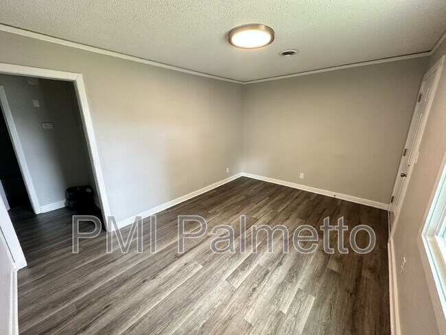 Building Photo - 520 Jasper St