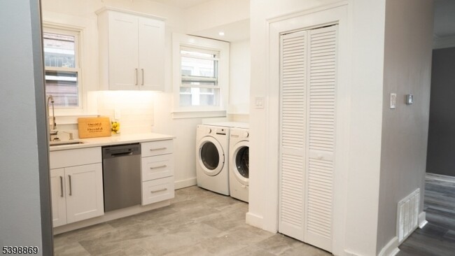 Building Photo - 65 Poe Ave