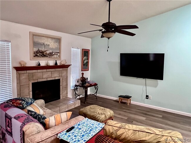 Building Photo - 801 N Country Club Dr