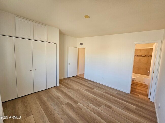 Building Photo - 2428 E La Jolla Dr