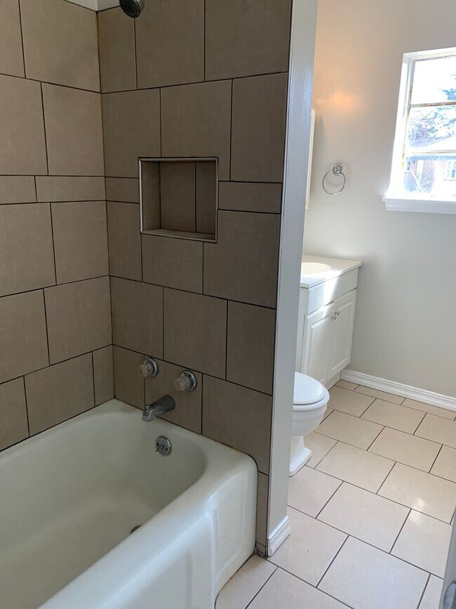 Building Photo - $525 - 1 bedroom/ 1 bathroom - Cozy fourplex