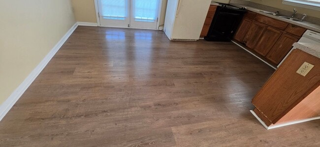 Building Photo - READY TO MOVE IN! 3 BEDS/2 BATHS!