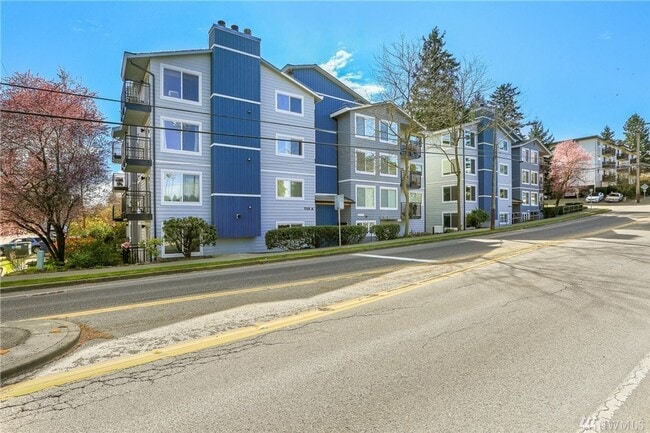 Building Photo - 2 Bedroom 1 Bathroom w/ Deck and Parking!