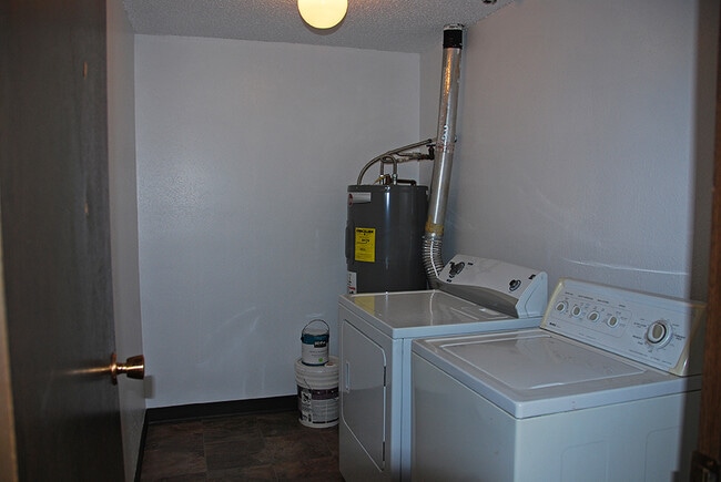 Building Photo - Spacious And Nicely Updated 2 bed 1 Bath Condo unit w/ full size laundry