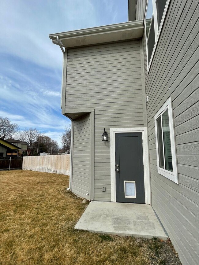 Building Photo - Beautiful3 bed 2,5 bath townhouse in Garden City