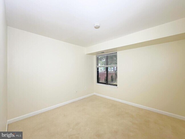 Building Photo - 9641 White Acre Rd