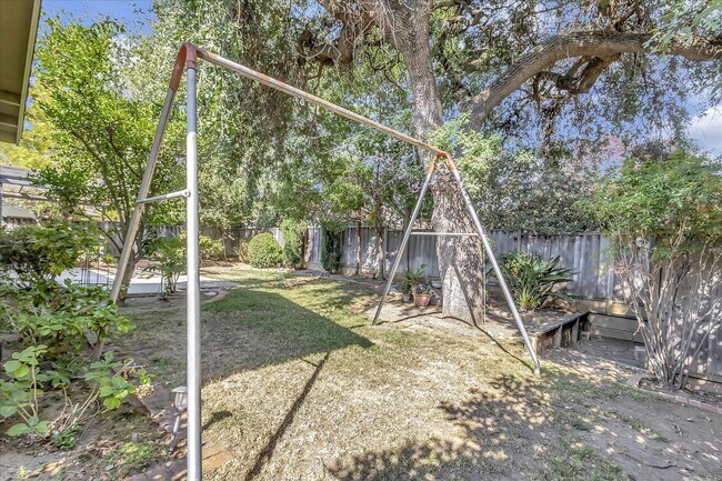 Building Photo - Great Location! Great Schools! Month to Mo...