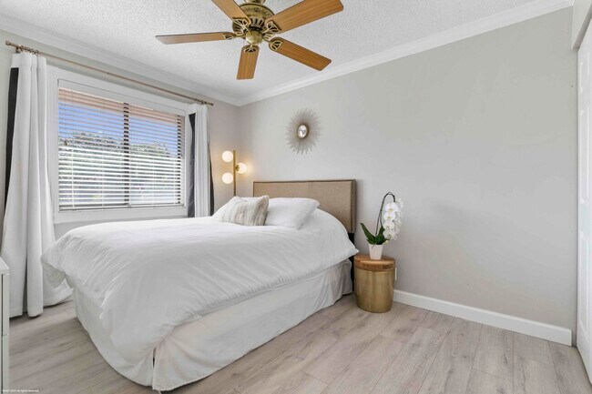 Building Photo - 23 Lexington Ln W