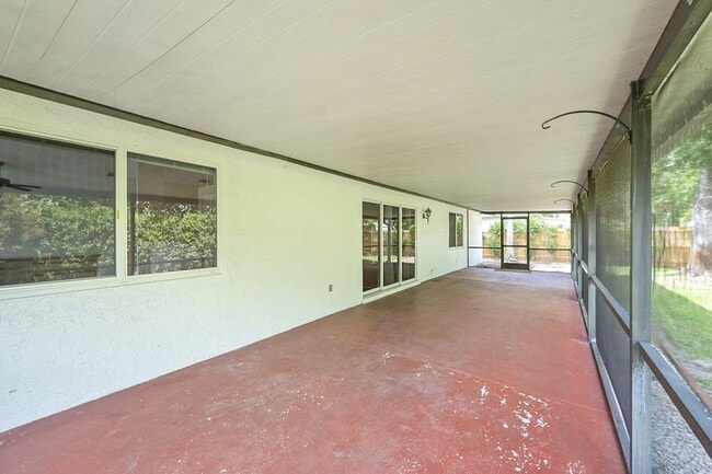 Building Photo - 1800 Primrose Ln