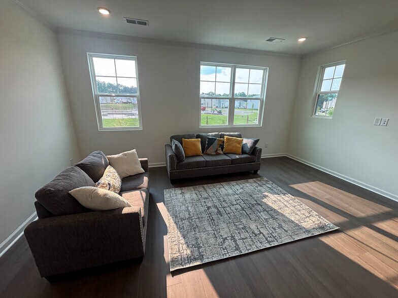 Building Photo - Room in Townhome on Gypsum Dr