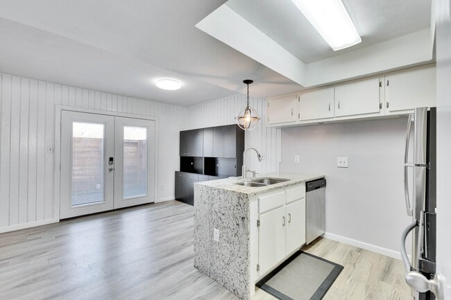 Building Photo - 2705 Northeast Dr