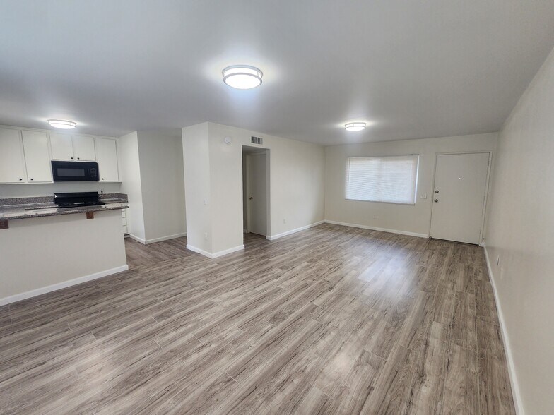 Building Photo - 820 N Kathleen Ln
