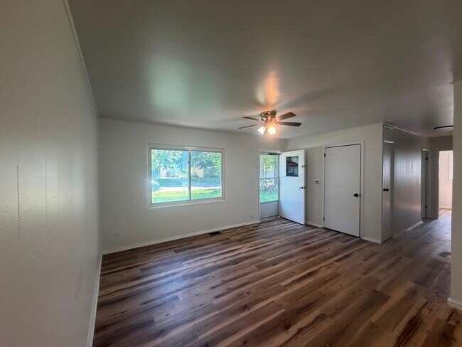 Building Photo - 3932 Bennett Dr
