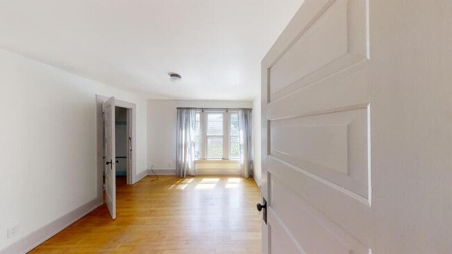 Building Photo - 564 S Ashley St