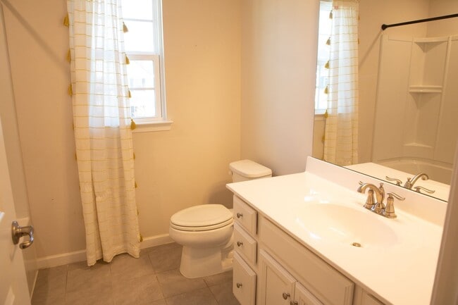 Building Photo - 4 Bedroom, 2.5 Bath Home w/ Fenced Backyard and 2 Car Garage