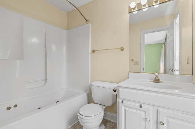 Building Photo - 3 bed/2.5 bath Off street parking