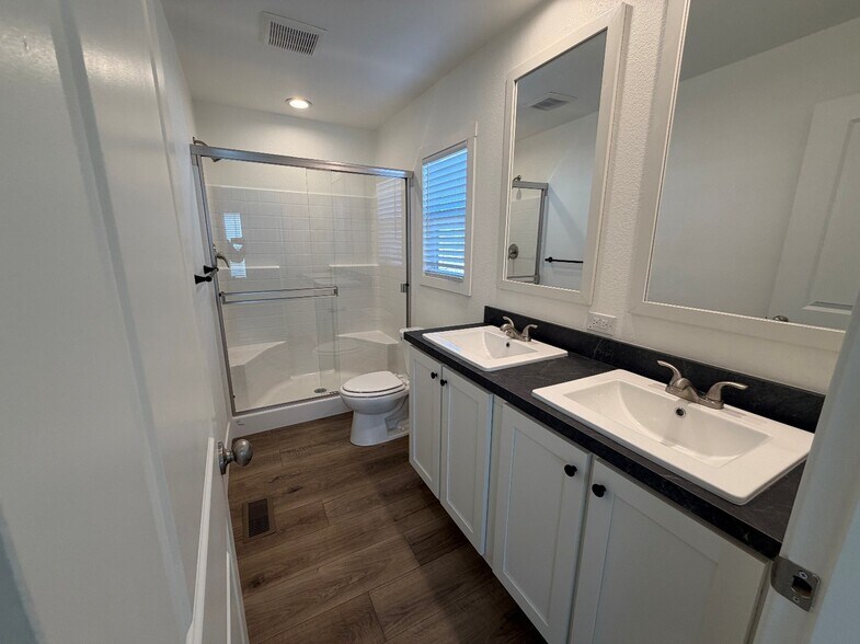 Building Photo - 501 E Ray Rd