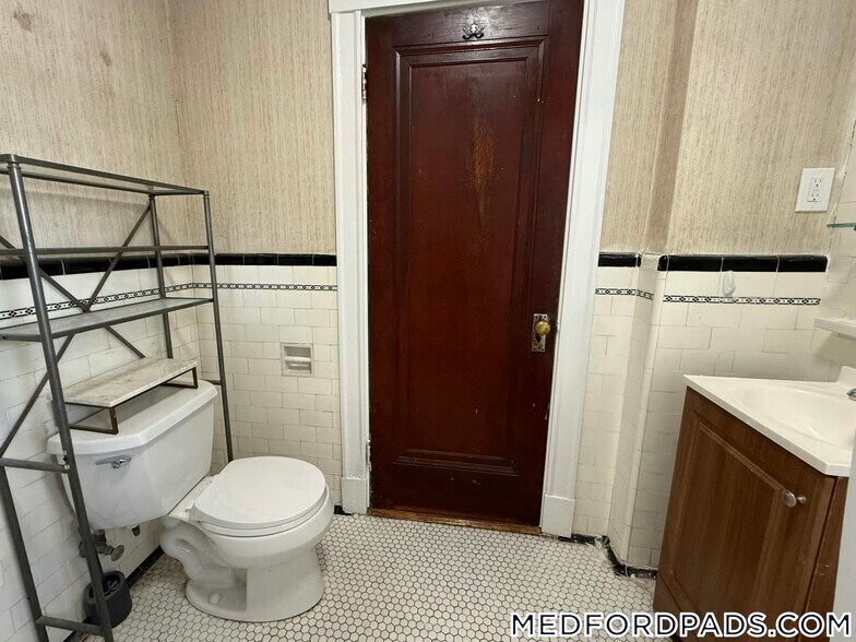 Building Photo - 53 Fellsway W